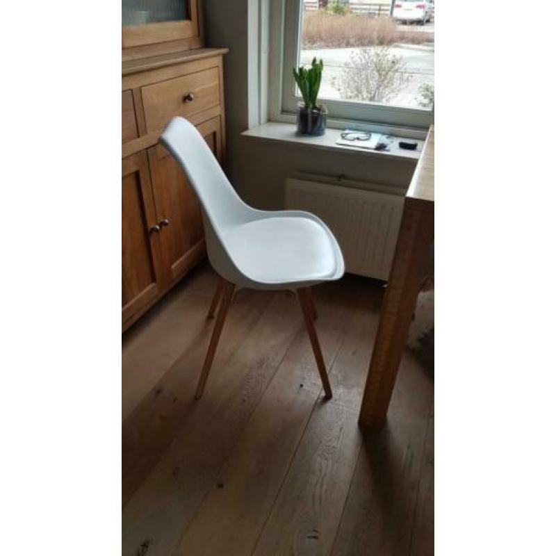 Te koop 2 leuke witte stevige kuip stoeltjes.