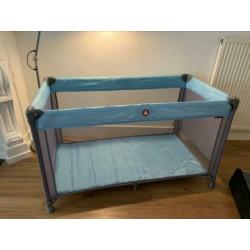 Twee campingbedjes (blauw & zwart) gratis matras