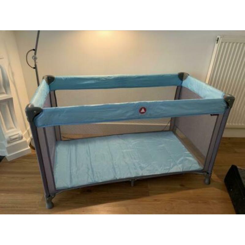 Twee campingbedjes (blauw & zwart) gratis matras