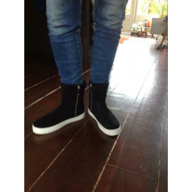 **Zgan enkellaarsjes van Skechers, gevoerd en zacht!!**