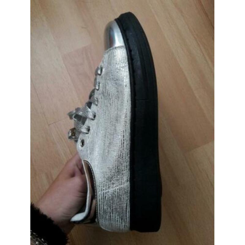 Nieuwe schoenen, sneakers. Gympen. Maat 38. Zilver kleur.