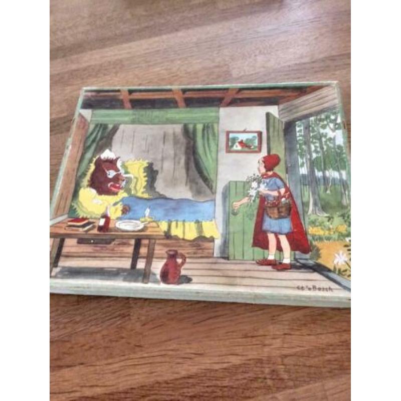rood kapje.houten stukjes 24x . 1 klein stukje gelijmd .zeer