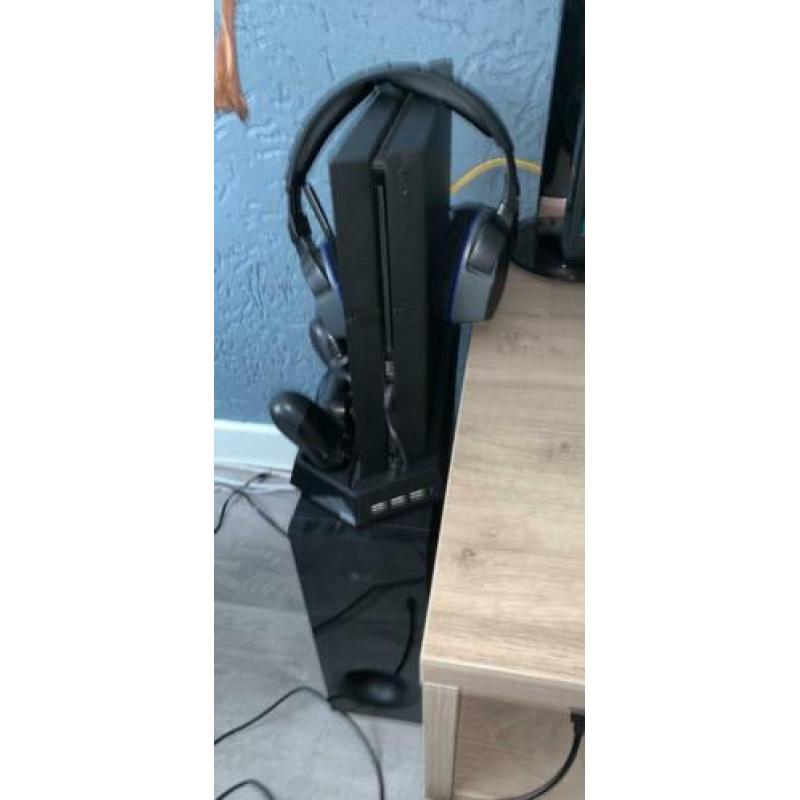 PS4 500gb/3controllers/headset/top games