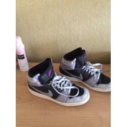 Veel schoenen Nike / van Haaren maten 39&40