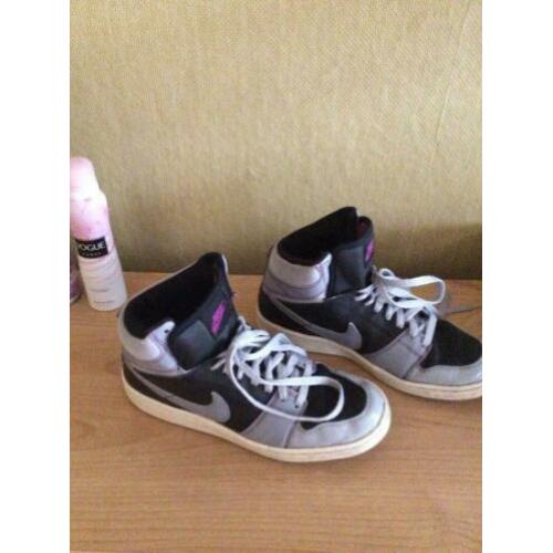 Veel schoenen Nike / van Haaren maten 39&40