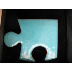 Design emaille broche puzzelstukje