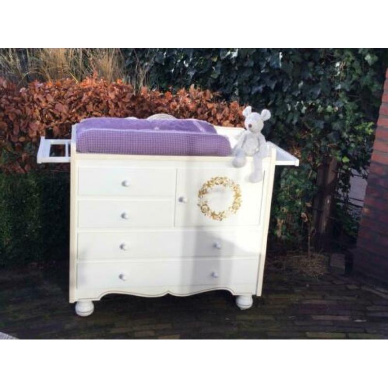 Mooie vintage brocante commode met bijpassend ledikantje