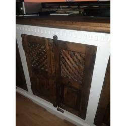 Landelijke dressoir met 6 deurtjes en 3 leg planken