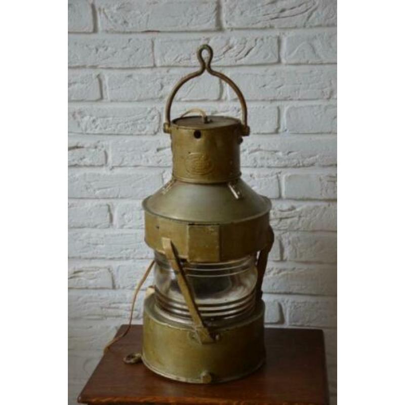 Scheepslamp .Antieke robuuste scheepslamp. Boordlicht.