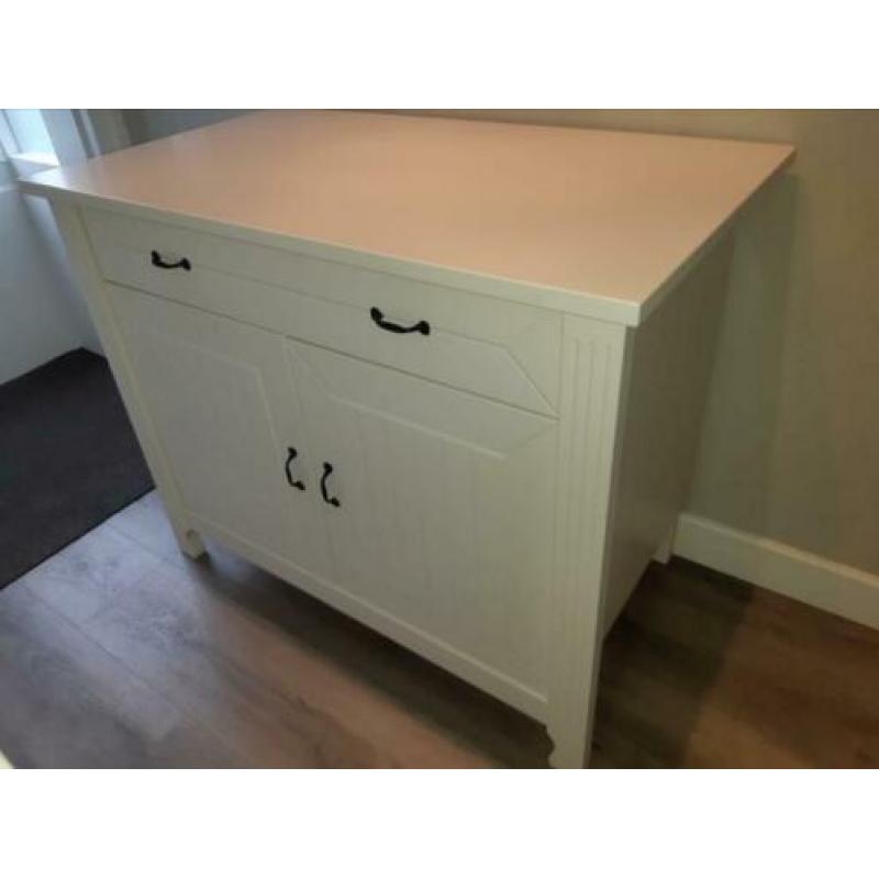 Commode, ledikant en wandplankje babykamer - gebroken wit