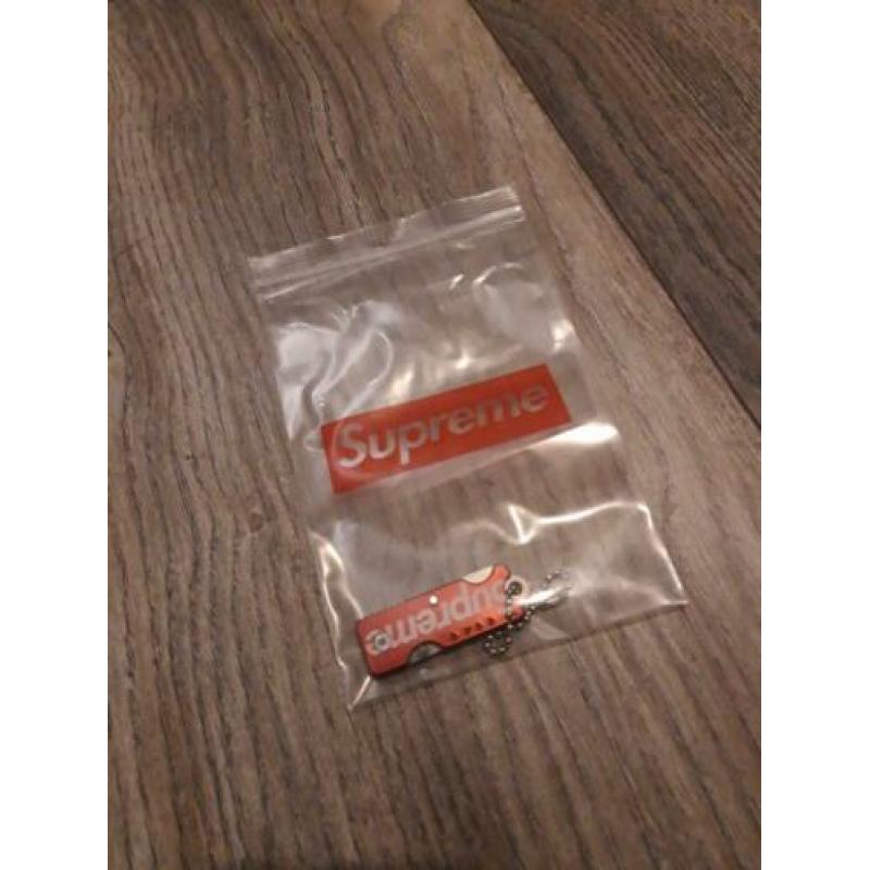 SUPREME Sleutelhanger Zakmes