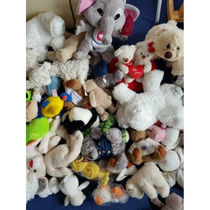 Te koop! Vuilniszak vol met knuffels waarvan veel nieuwe.