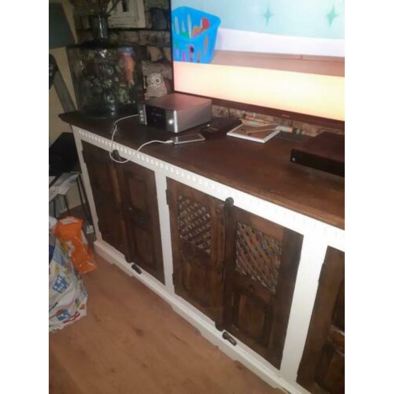 Landelijke dressoir met 6 deurtjes en 3 leg planken