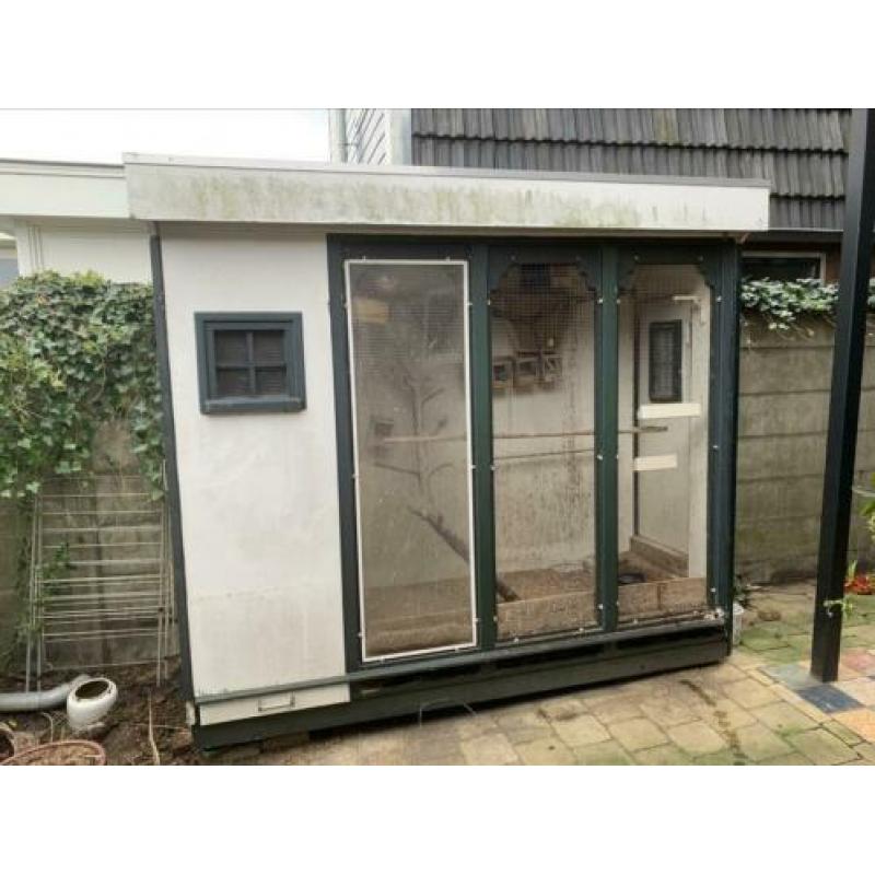 Volière voor buiten met beetje werk