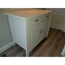Commode, ledikant en wandplankje babykamer - gebroken wit
