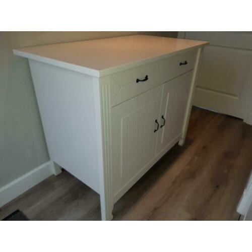 Commode, ledikant en wandplankje babykamer - gebroken wit