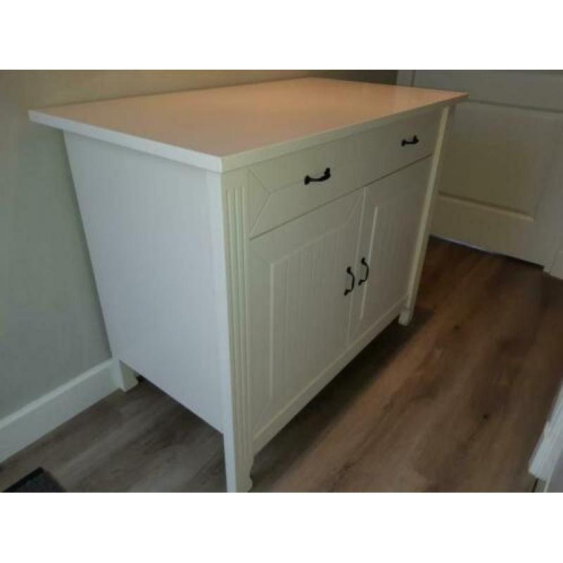 Commode, ledikant en wandplankje babykamer - gebroken wit