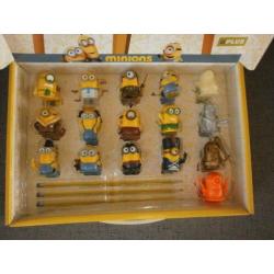 Minion poppetjes/ figuurtjes in bewaardoos