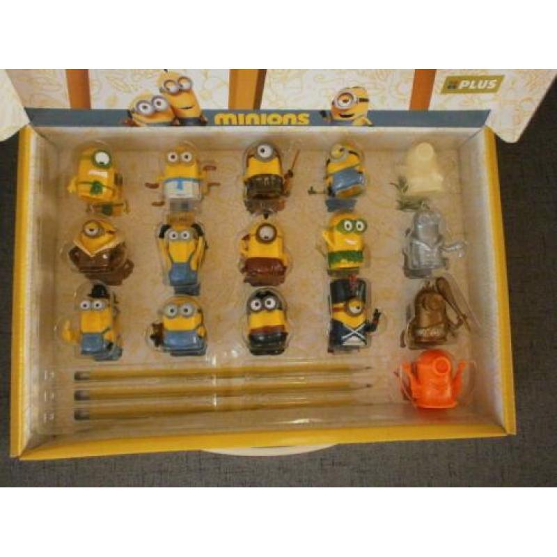 Minion poppetjes/ figuurtjes in bewaardoos