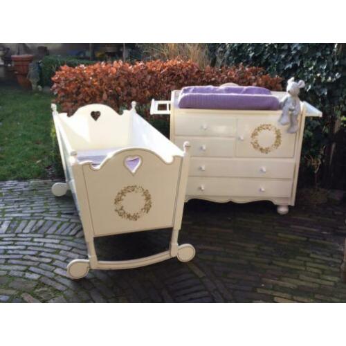 Mooie vintage brocante commode met bijpassend ledikantje