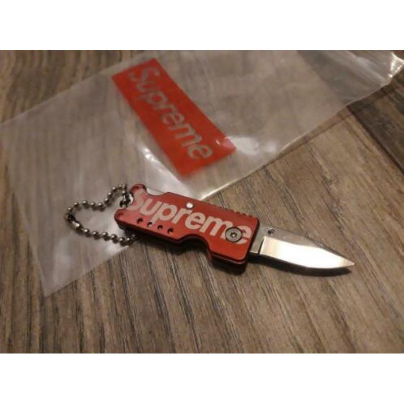 SUPREME Sleutelhanger Zakmes