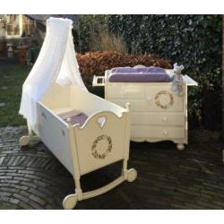 Mooie vintage brocante commode met bijpassend ledikantje
