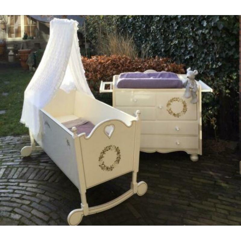 Mooie vintage brocante commode met bijpassend ledikantje