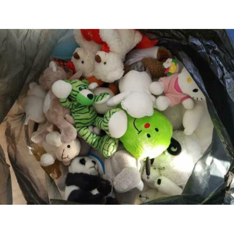 Te koop! Vuilniszak vol met knuffels waarvan veel nieuwe.