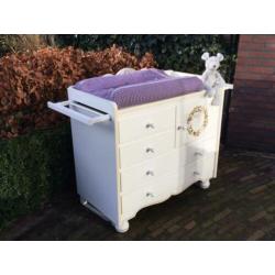Mooie vintage brocante commode met bijpassend ledikantje