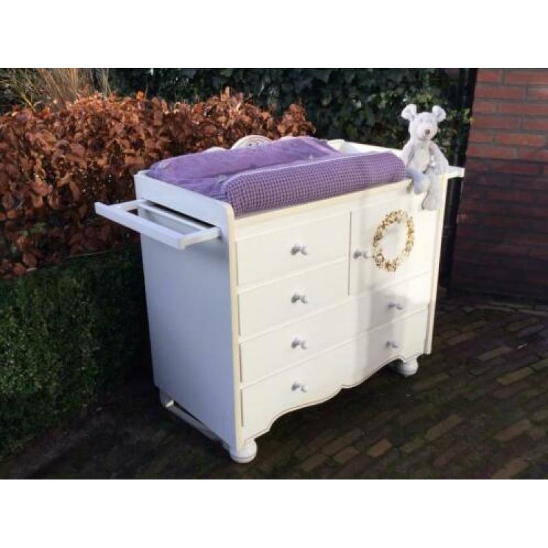 Mooie vintage brocante commode met bijpassend ledikantje