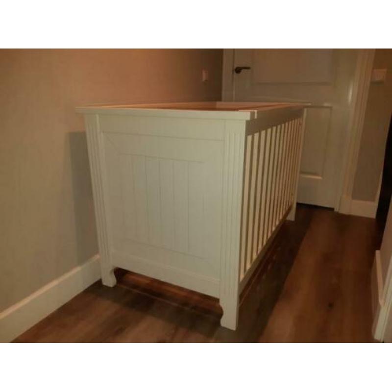 Commode, ledikant en wandplankje babykamer - gebroken wit