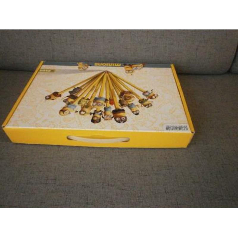 Minion poppetjes/ figuurtjes in bewaardoos