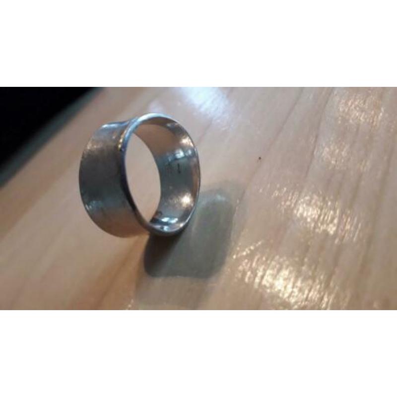 Iets verlopende universele massief zilveren ring 19