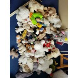 Te koop! Vuilniszak vol met knuffels waarvan veel nieuwe.