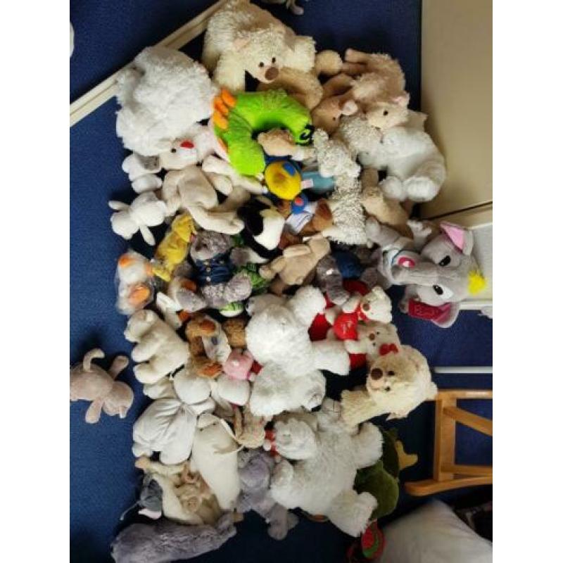 Te koop! Vuilniszak vol met knuffels waarvan veel nieuwe.