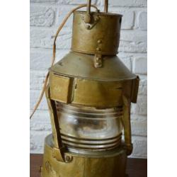 Scheepslamp .Antieke robuuste scheepslamp. Boordlicht.