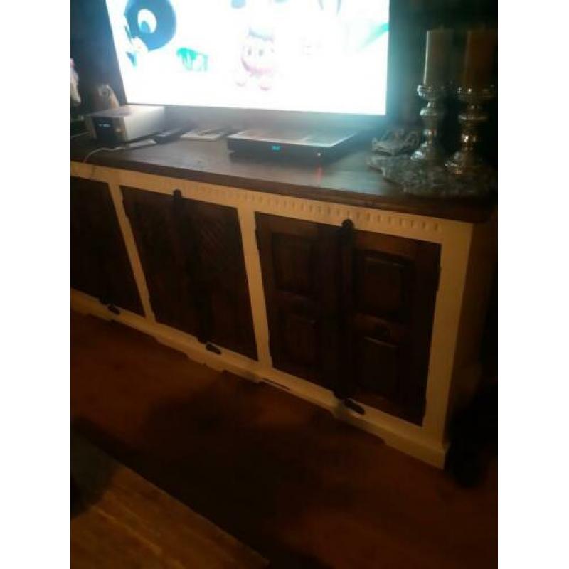 Landelijke dressoir met 6 deurtjes en 3 leg planken
