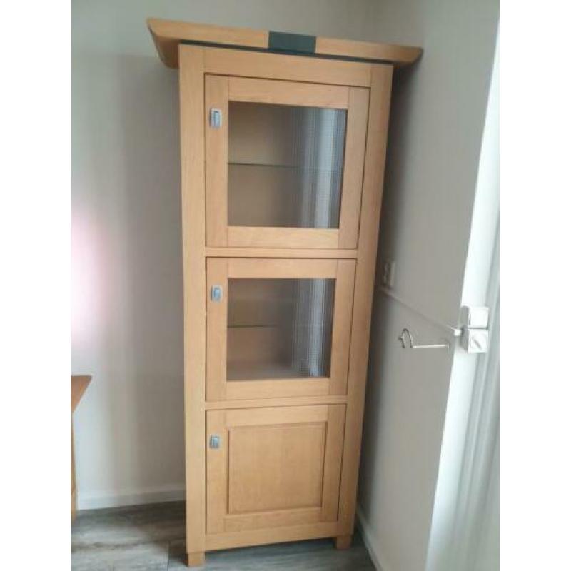 Z.g.a.n komplete eik meubels 4 stoel 2 vitrine saloon tafels