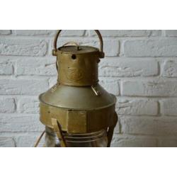 Scheepslamp .Antieke robuuste scheepslamp. Boordlicht.
