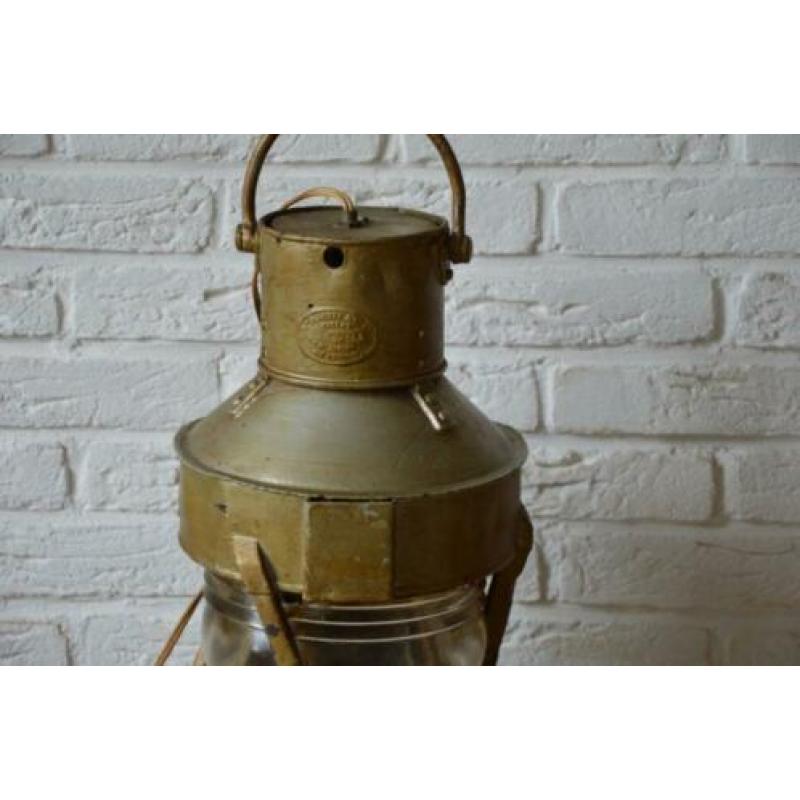 Scheepslamp .Antieke robuuste scheepslamp. Boordlicht.