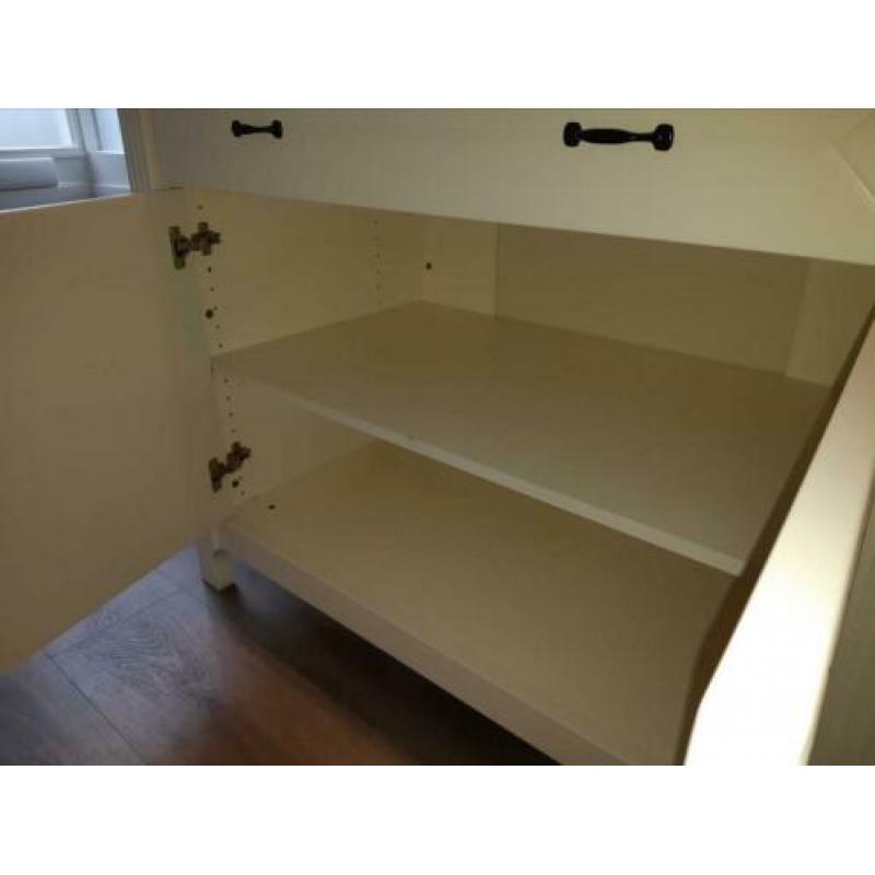 Commode, ledikant en wandplankje babykamer - gebroken wit
