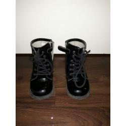 Nette enkellaarsjes lak schoenen maat 25