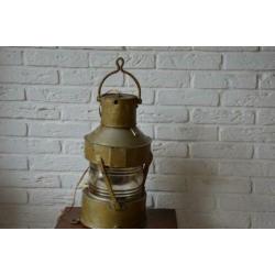 Scheepslamp .Antieke robuuste scheepslamp. Boordlicht.