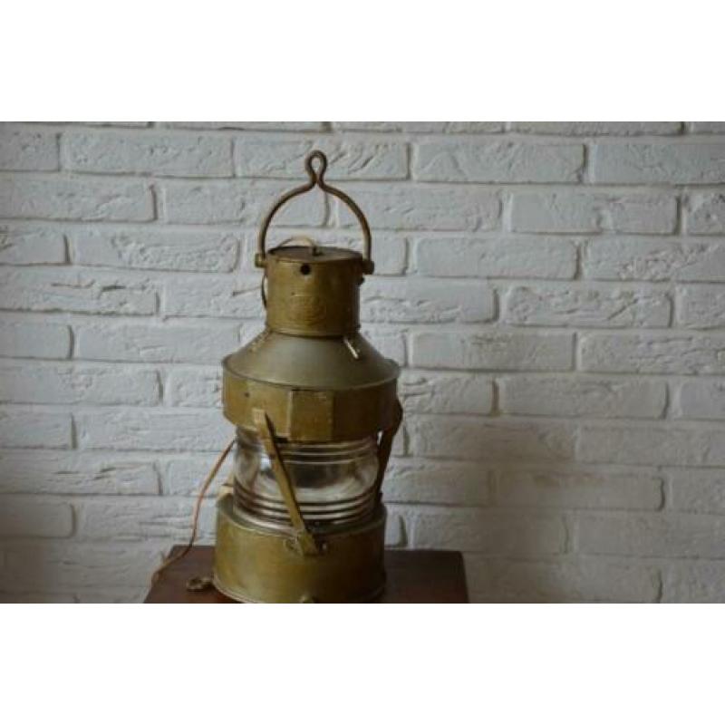 Scheepslamp .Antieke robuuste scheepslamp. Boordlicht.