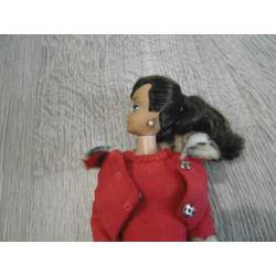 Vintage Barbie swirl brunette met kledij.