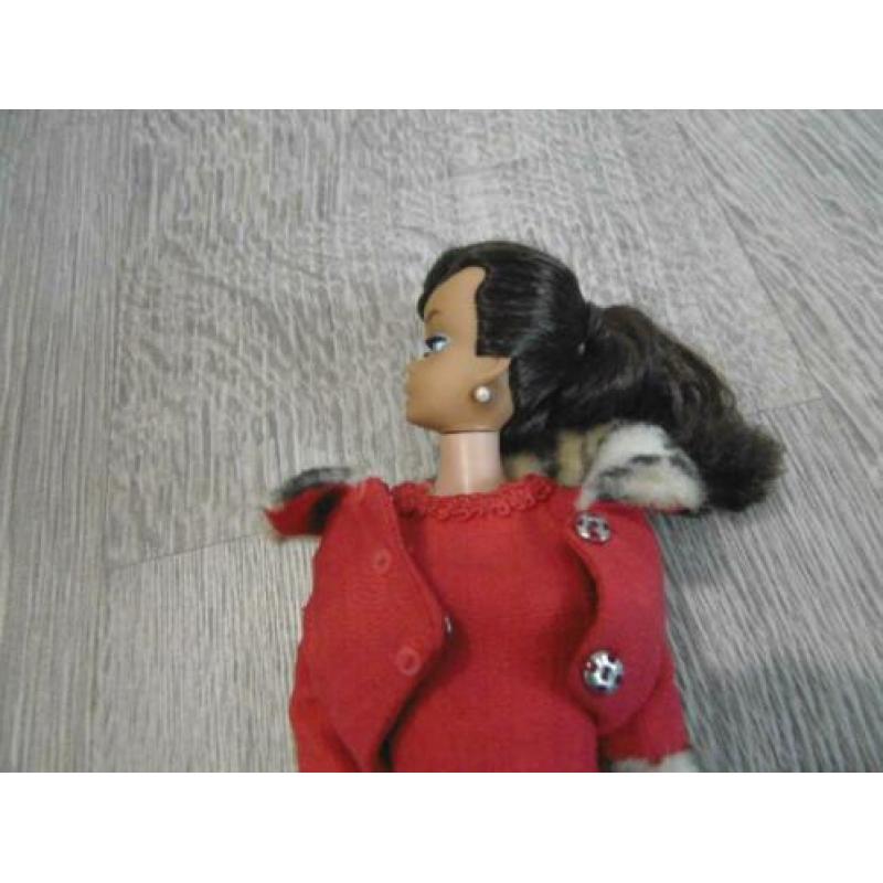 Vintage Barbie swirl brunette met kledij.