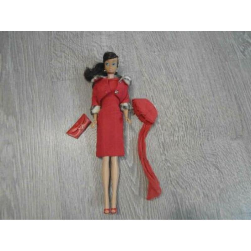 Vintage Barbie swirl brunette met kledij.