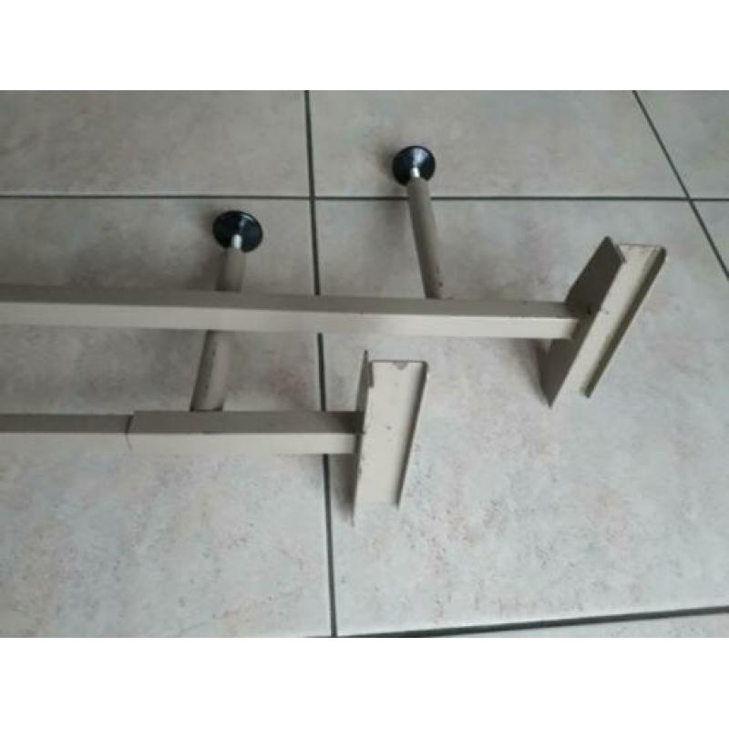 Twee onderzetpoten bed