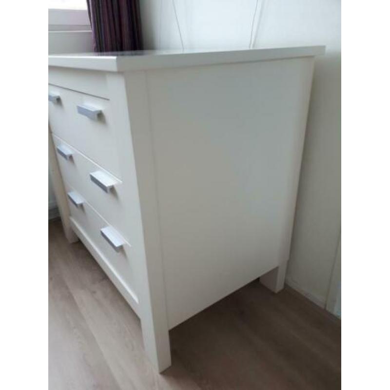 Ledikant en commode