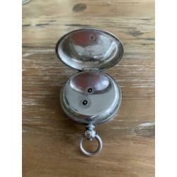 Zilver zakhorloge met sleuteltje
